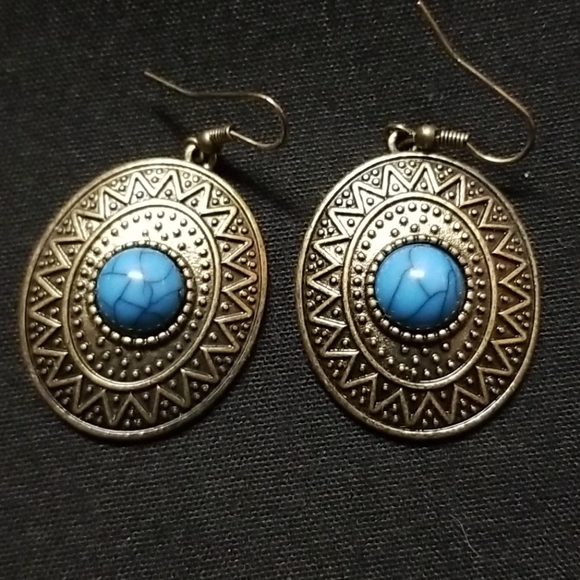 Five Fashion Rings & Two Earrings - Picture 5 of 8